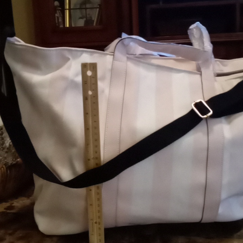 ( LAST ONE) Victoria Secret Large Travel Bag.. - Picture 8 of 15
